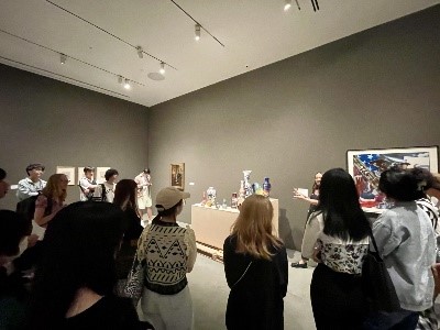 BAMPFA美術館で作品の説明を受けている様子 BAMPFA美術館で作品の説明を受けている様子