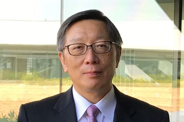 経済学部　櫻庭 千尋 先生