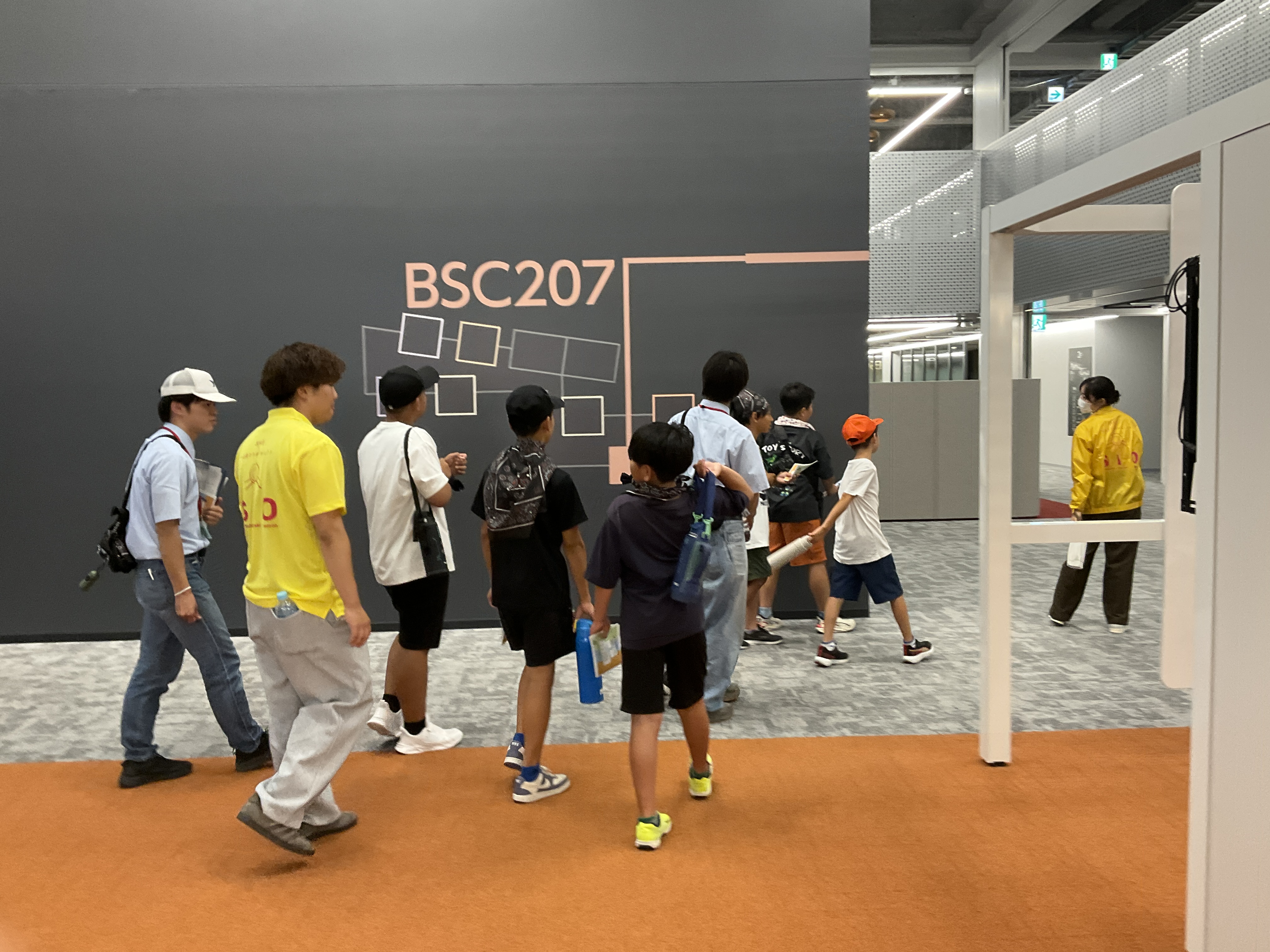 キャンパス内を探検中