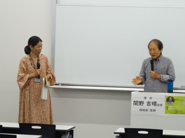 進行の今堀准教授と話す関野監督