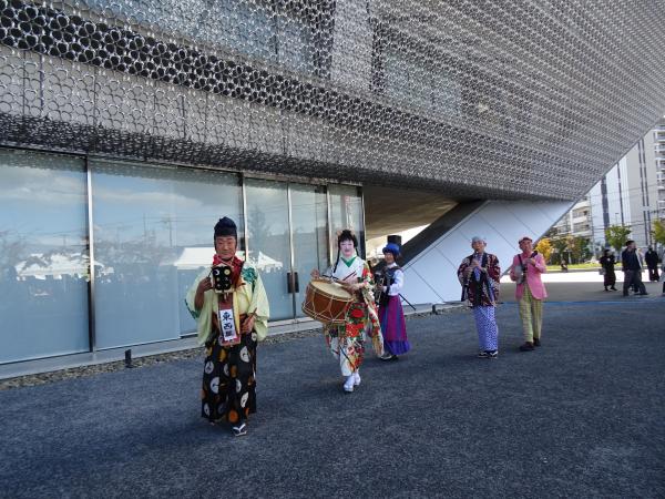 練り歩きの様子（ちんどん通信社）