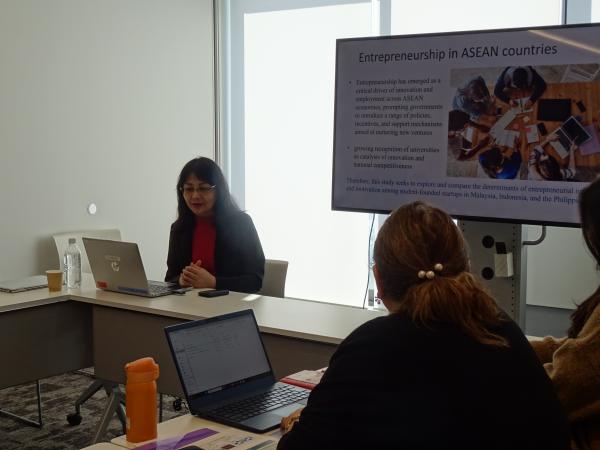 研究会の様子（Angelina先生）